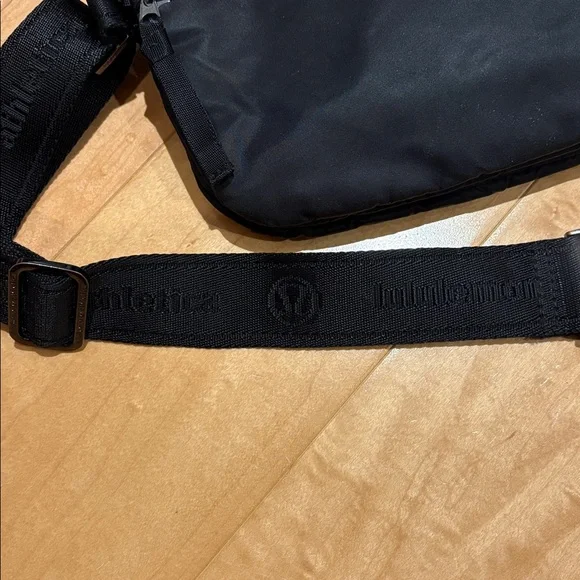 Vintage Black Lululemon Surge Belt Bag - Picture 13 of 15